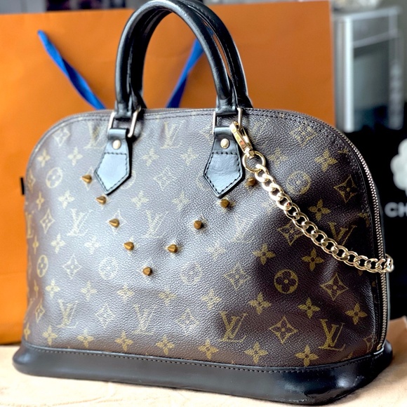 Louis Vuitton Handbags - ✨🍒Authentic Louis Vuitton alma 🍒✨